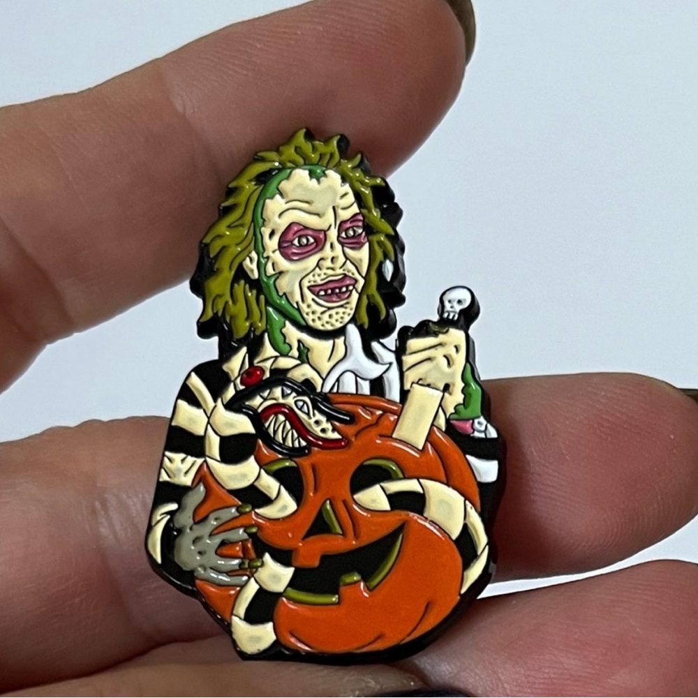 New Beetlejuice Pumpkin Sandworm Enamel Pin Brooch Halloween With Black Mesh Bag